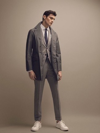 Какие классические рубашки носить с серым дождевиком мужчине