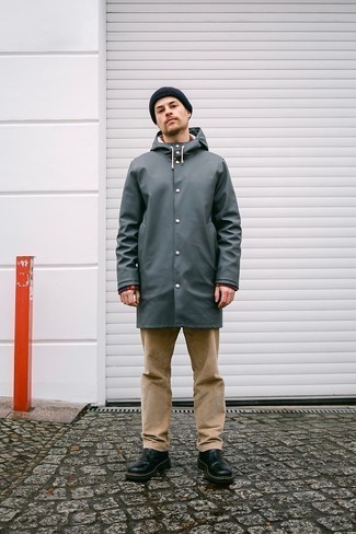 Как носить серый дождевик с светло-коричневыми брюками чинос