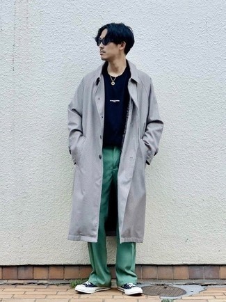 С чем носить серый дождевик мужчине