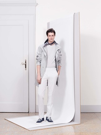 Какие низкие кеды носить с серым дождевиком мужчине