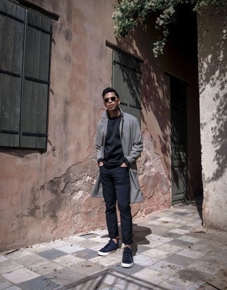 Какие низкие кеды носить с серым дождевиком мужчине