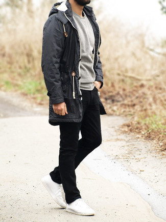 Какие низкие кеды носить с серым дождевиком мужчине