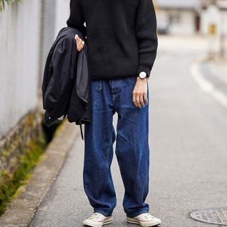 Какие низкие кеды носить с серым дождевиком мужчине