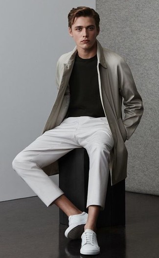 Как носить серый дождевик с белыми брюками чинос