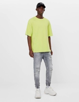 С чем носить серые рваные джинсы мужчине