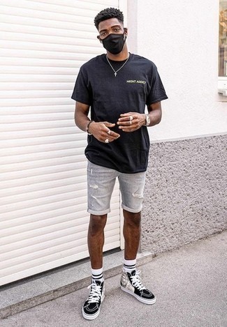 С чем носить серые рваные шорты мужчине