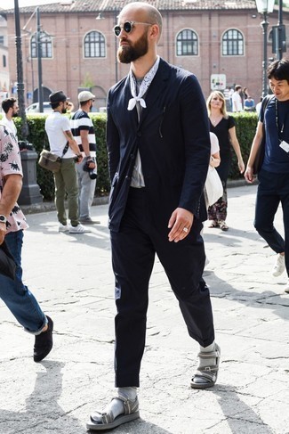 Какие пиджаки носить с серыми сандалиями мужчине