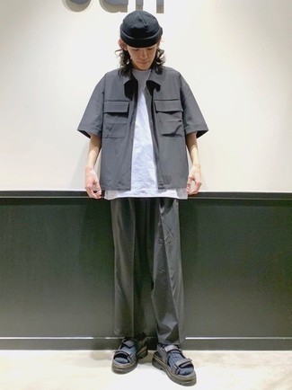 Какие брюки чинос носить с серыми сандалиями