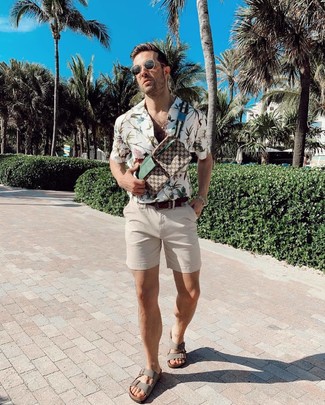 Какие шорты носить с серыми сандалиями мужчине