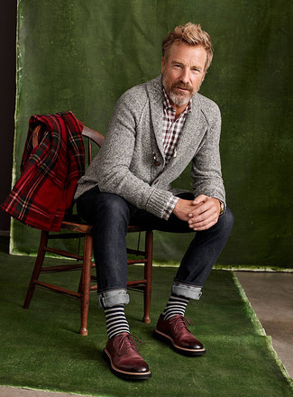 С чем носить серый кардиган с отложным воротником мужчине