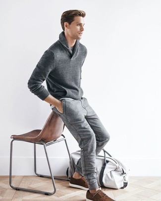 С чем носить серый свитер с отложным воротником