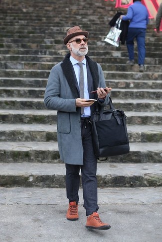 Какие костюмы носить с серой дубленкой