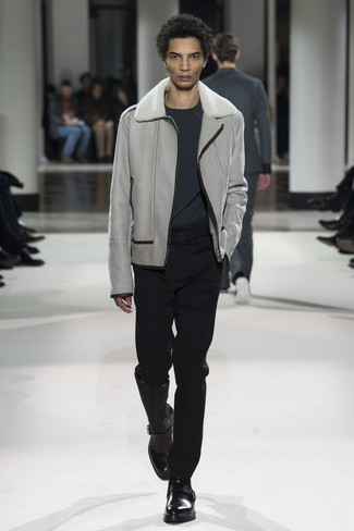 Как носить серую короткую дубленку с черными кожаными ботинками челси мужчине