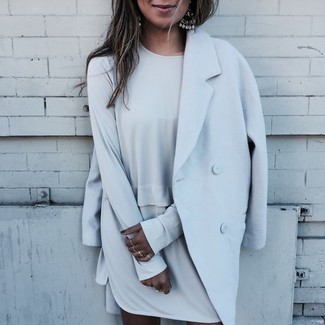 С чем носить серое платье прямого кроя