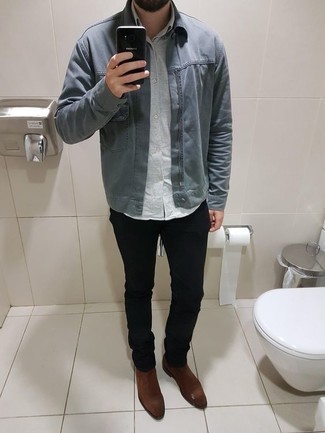 Как носить серую куртку-рубашку с черными джинсами мужчине