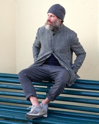 Как носить серую куртку-рубашку с серыми кроссовками мужчине
