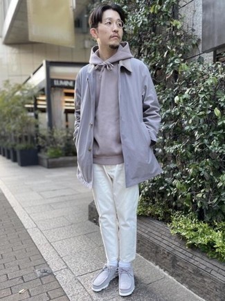 Как носить серую куртку-рубашку с серыми замшевыми ботинками дезертами