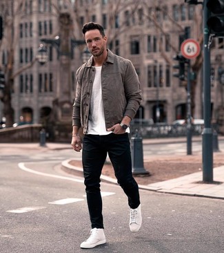 Какие высокие кеды носить с серой курткой-рубашкой мужчине