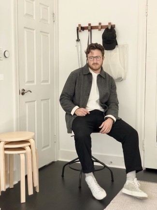 Какие высокие кеды носить с серой курткой-рубашкой мужчине