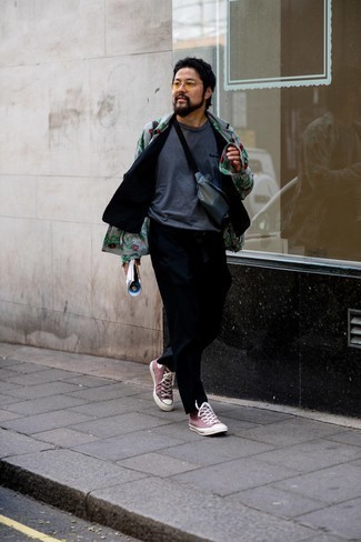 Какие высокие кеды носить с серой курткой-рубашкой мужчине