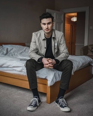 С чем носить серую куртку-рубашку мужчине