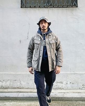 С чем носить серую куртку-рубашку мужчине