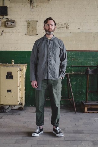 С чем носить серую куртку-рубашку мужчине