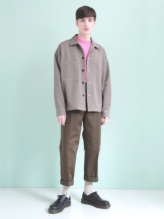 С чем носить серую куртку-рубашку мужчине