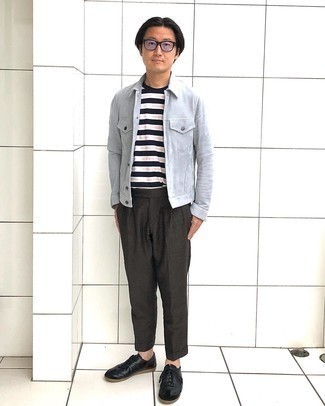 Какие низкие кеды носить с серой курткой-рубашкой мужчине