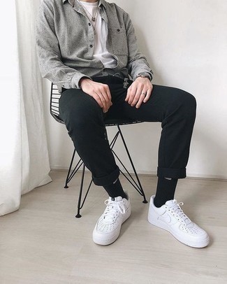 Какие низкие кеды носить с серой курткой-рубашкой мужчине