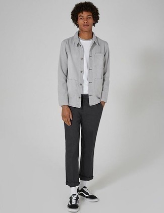 Какие низкие кеды носить с серой курткой-рубашкой мужчине