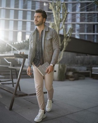 Какие низкие кеды носить с серой курткой-рубашкой мужчине