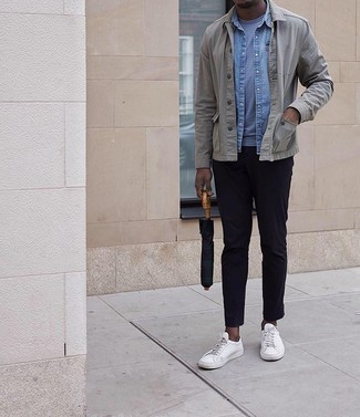 Какие низкие кеды носить с серой курткой-рубашкой мужчине