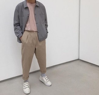 Какие низкие кеды носить с серой курткой-рубашкой мужчине