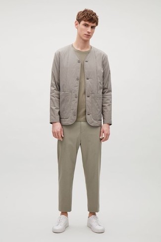 Какие низкие кеды носить с серой курткой-рубашкой мужчине