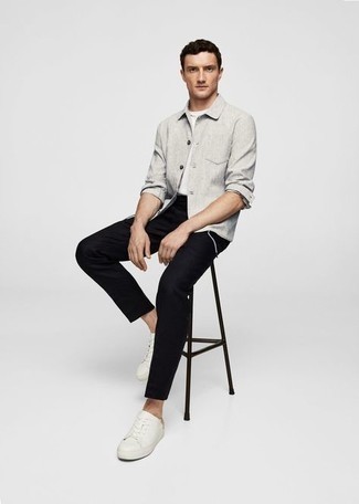 Какие низкие кеды носить с серой курткой-рубашкой мужчине