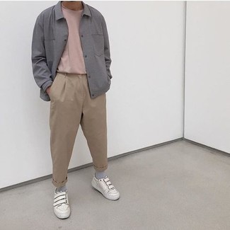 Какие низкие кеды носить с серой курткой-рубашкой мужчине