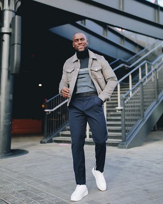 Какие водолазки носить с серой курткой-рубашкой мужчине