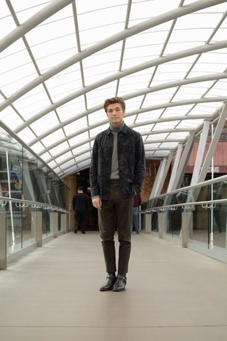 Какие водолазки носить с серой курткой-рубашкой мужчине