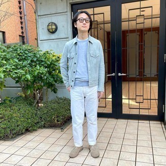 Как носить серую куртку-рубашку с белыми джинсами мужчине