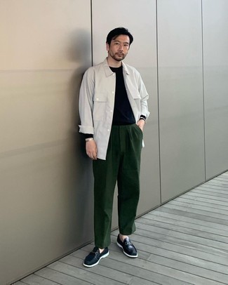 С чем носить серую рубашку мужчине