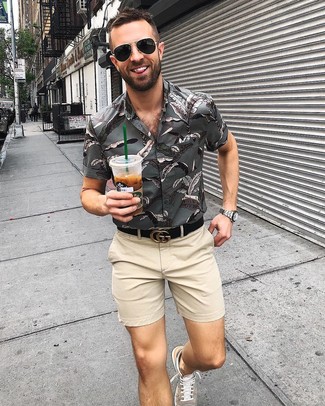 С чем носить серую рубашку с коротким рукавом мужчине