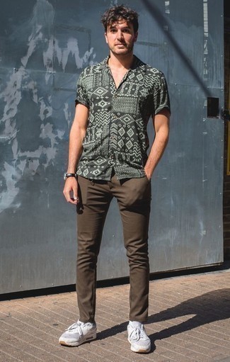 С чем носить серую рубашку с коротким рукавом мужчине