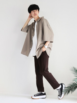 С чем носить серую рубашку с коротким рукавом мужчине