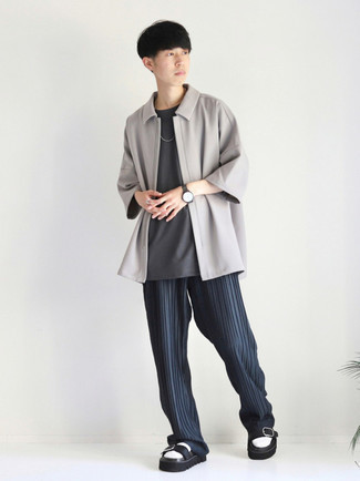 С чем носить серую рубашку с коротким рукавом мужчине