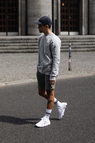 Какие кроссовки носить с серыми шортами мужчине