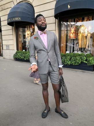 Как носить серые шорты с черными кожаными лоферами мужчине