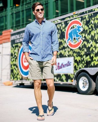 Как носить серые шорты с черными резиновыми сандалиями мужчине