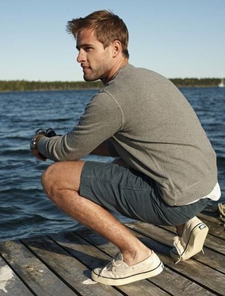 Какие топсайдеры носить с серыми шортами