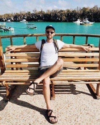 Какие футболки с круглым вырезом носить с серыми шортами мужчине